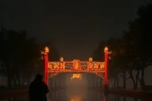 《长夜折叠》科幻剧集封面，环形空间站与冷色光带