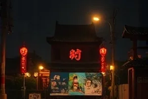 《逆风邮局》年代剧封面，绿色邮筒与手写地址